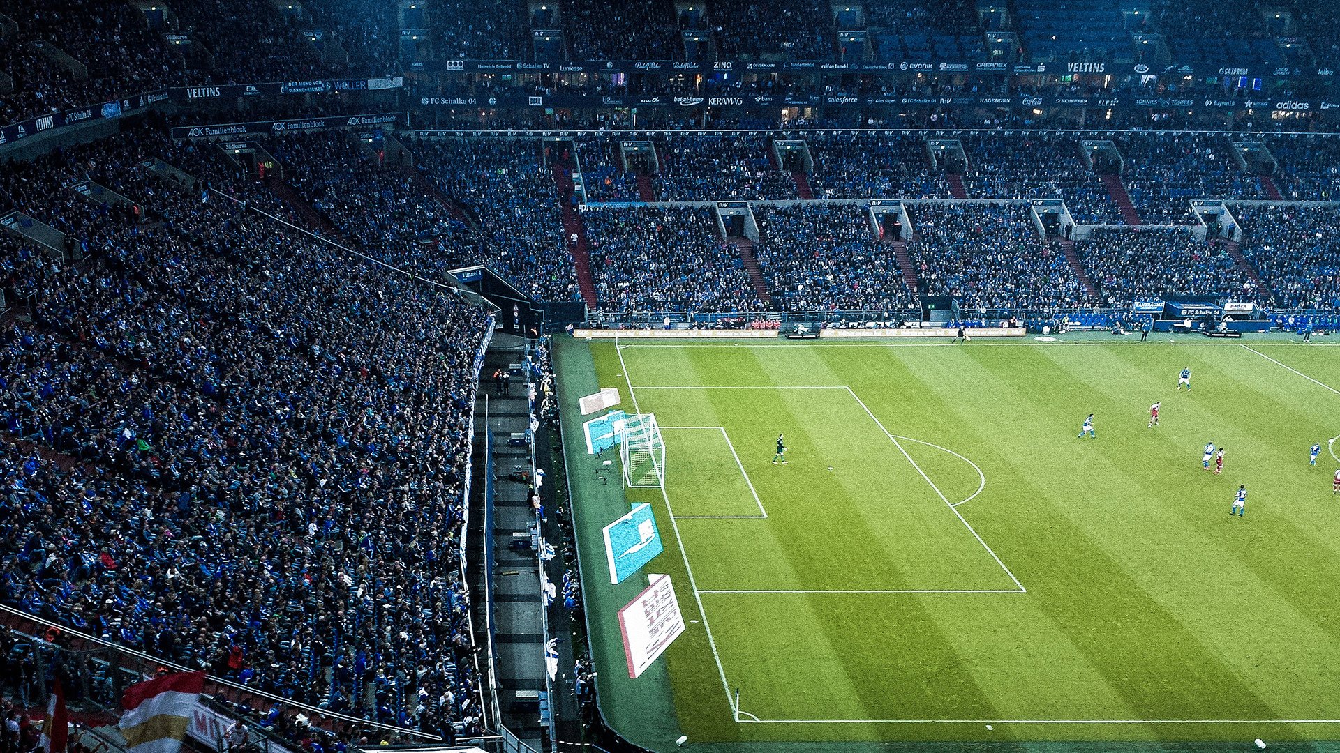 “德甲豪门先发制人，追逐积分冠军”，德甲榜首